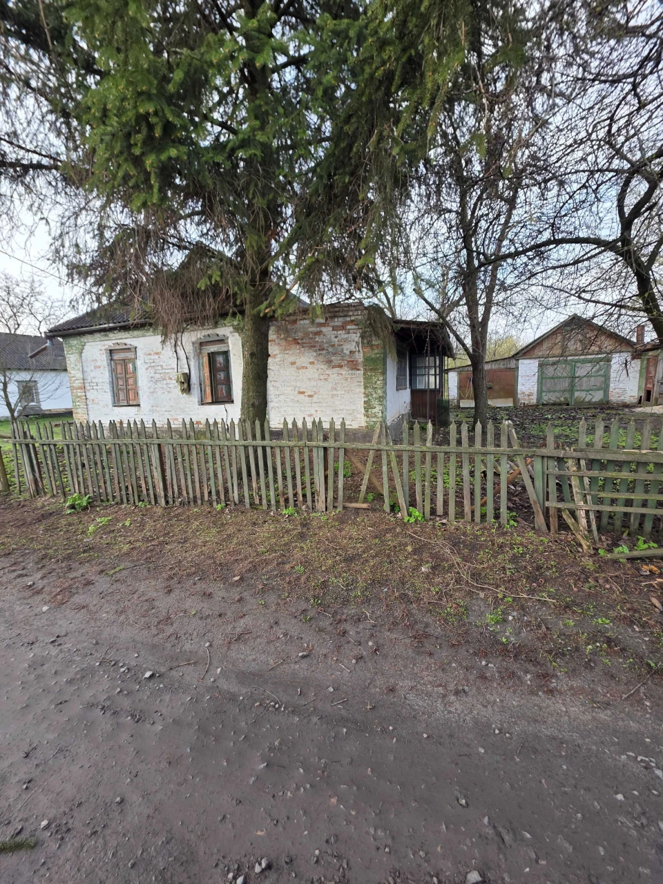 Продаж будинку з надвірними будівлями, приватизованою ділянк