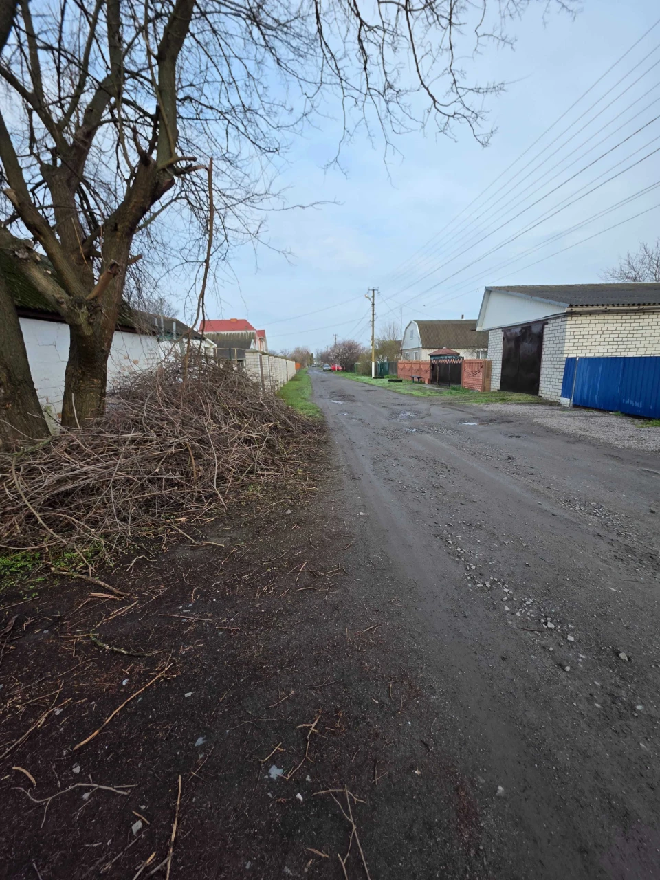 Продаж будинку з надвірними будівлями, приватизованою ділянк