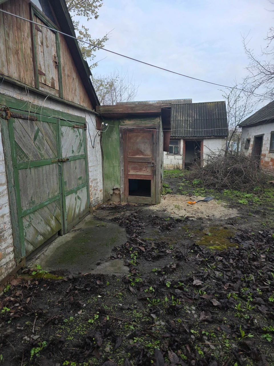 Продаж будинку з надвірними будівлями, приватизованою ділянк