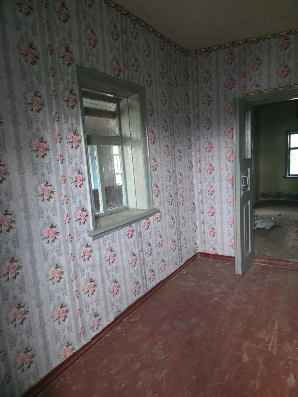Продаж будинку з надвірними будівлями, приватизованою ділянк