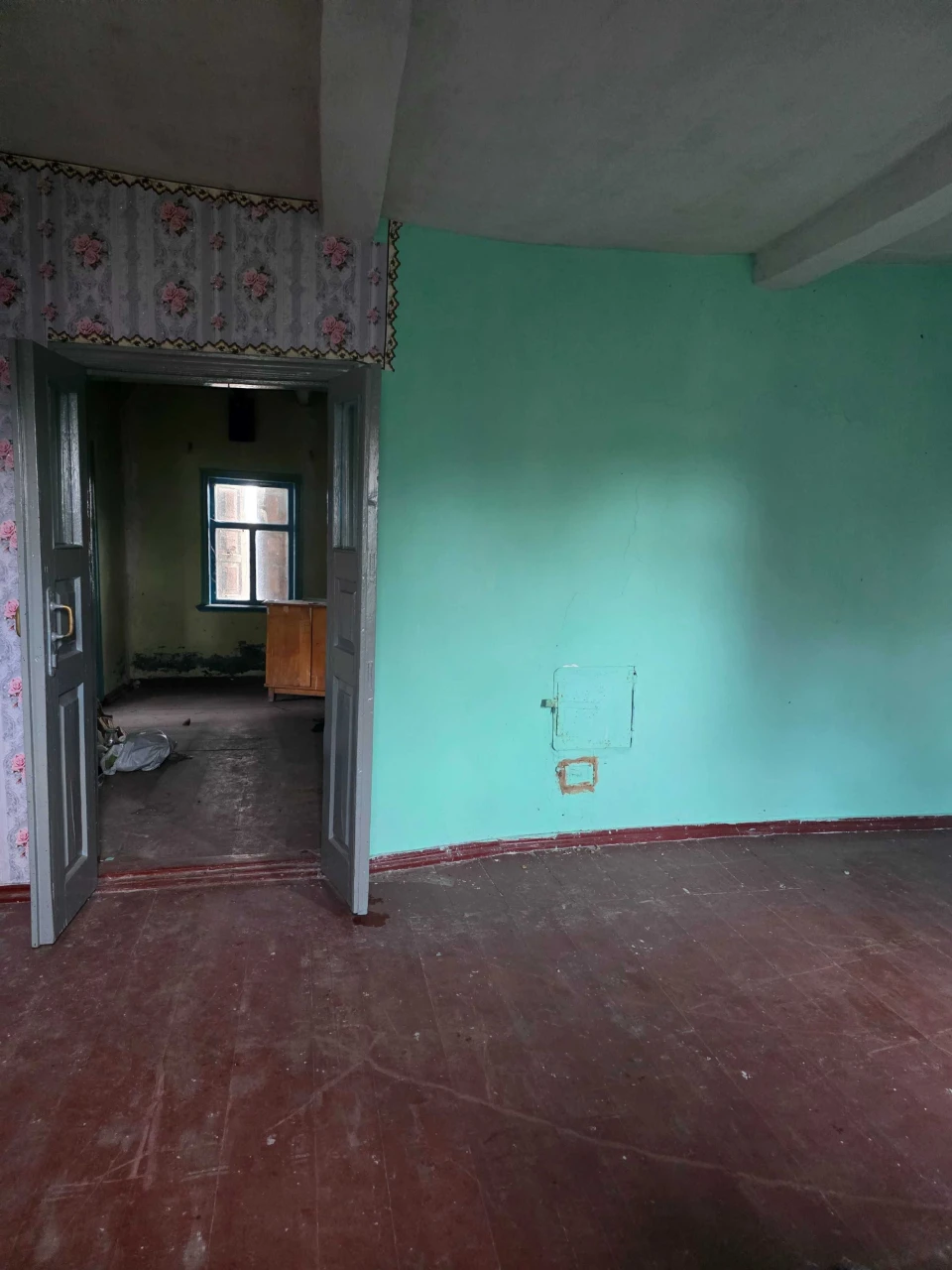 Продаж будинку з надвірними будівлями, приватизованою ділянк