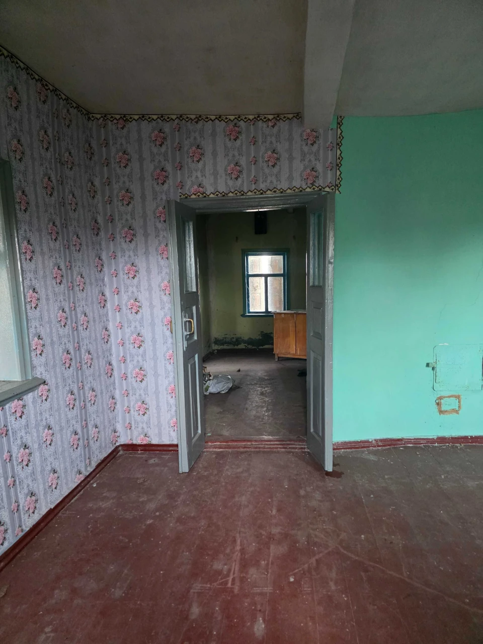 Продаж будинку з надвірними будівлями, приватизованою ділянк