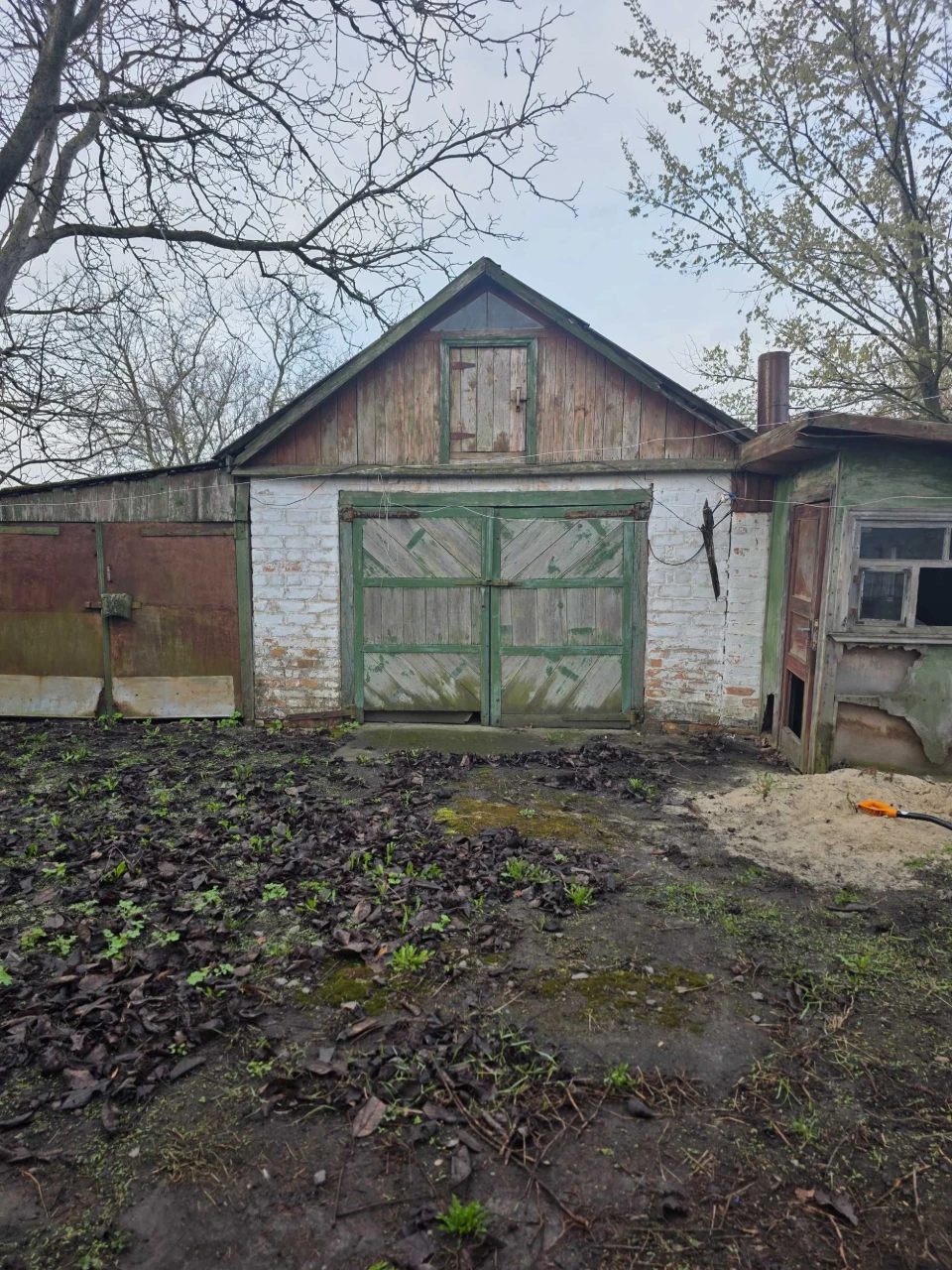 Продаж будинку з надвірними будівлями, приватизованою ділянк