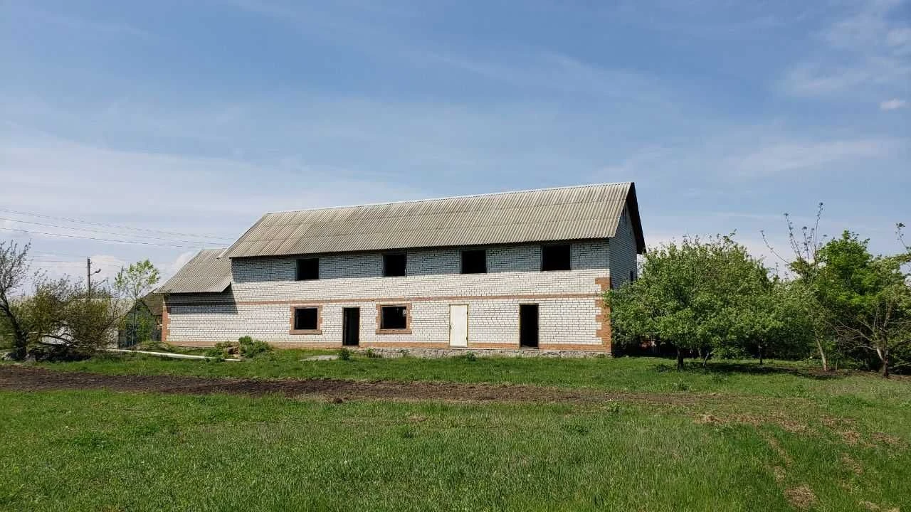 Продам добротний будинок з великою ділянкою в Карлівці