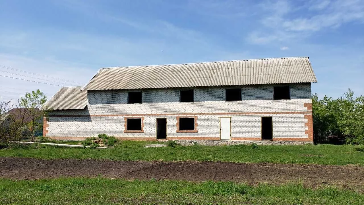 Продам добротний будинок з великою ділянкою в Карлівці