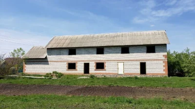 Продам добротний будинок з великою ділянкою в Карлівці