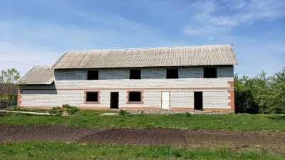 Продам добротний будинок з великою ділянкою в Карлівці