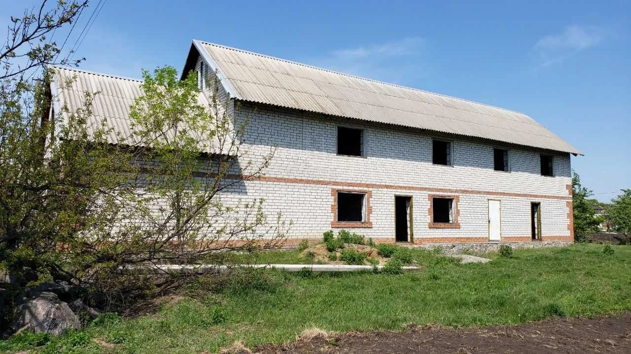 Продам добротний будинок з великою ділянкою в Карлівці
