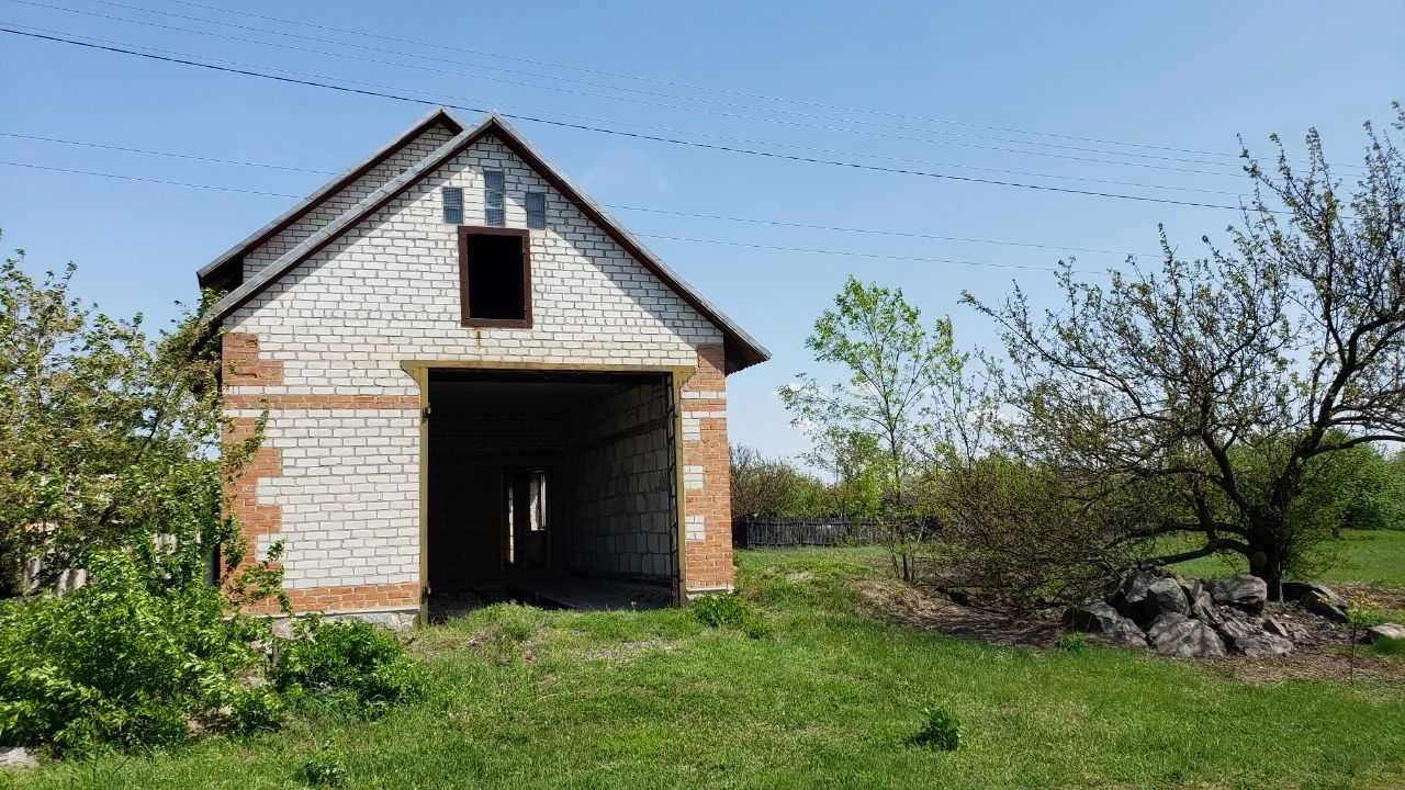Продам добротний будинок з великою ділянкою в Карлівці