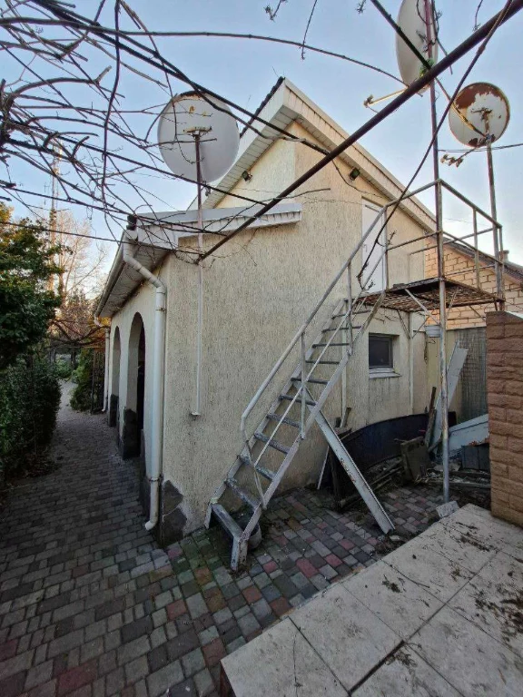 Просторий утеплений будинок 280 м² з ділянкою 12 соток