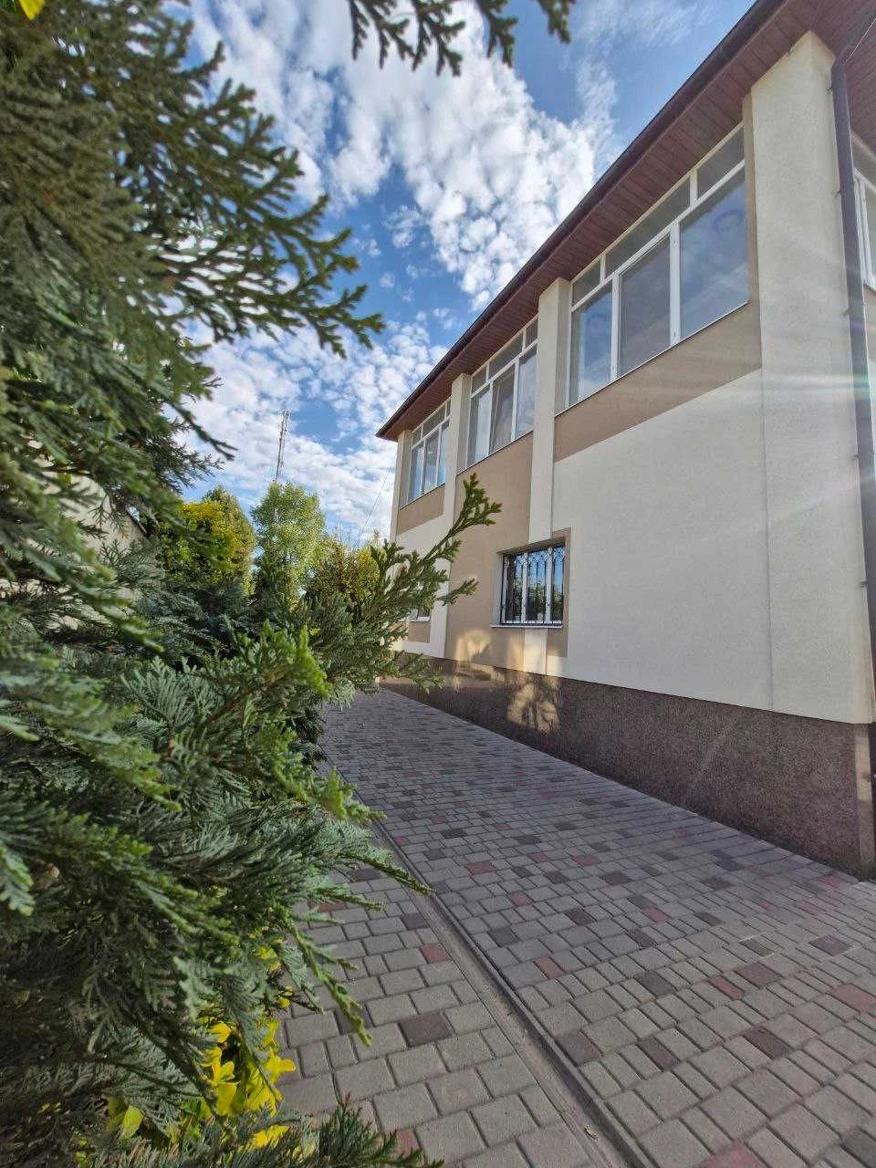 Просторий утеплений будинок 280 м² з ділянкою 12 соток