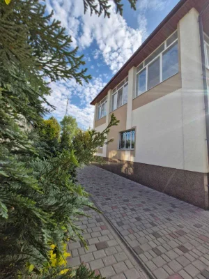 Просторий утеплений будинок 280 м² з ділянкою 12 соток