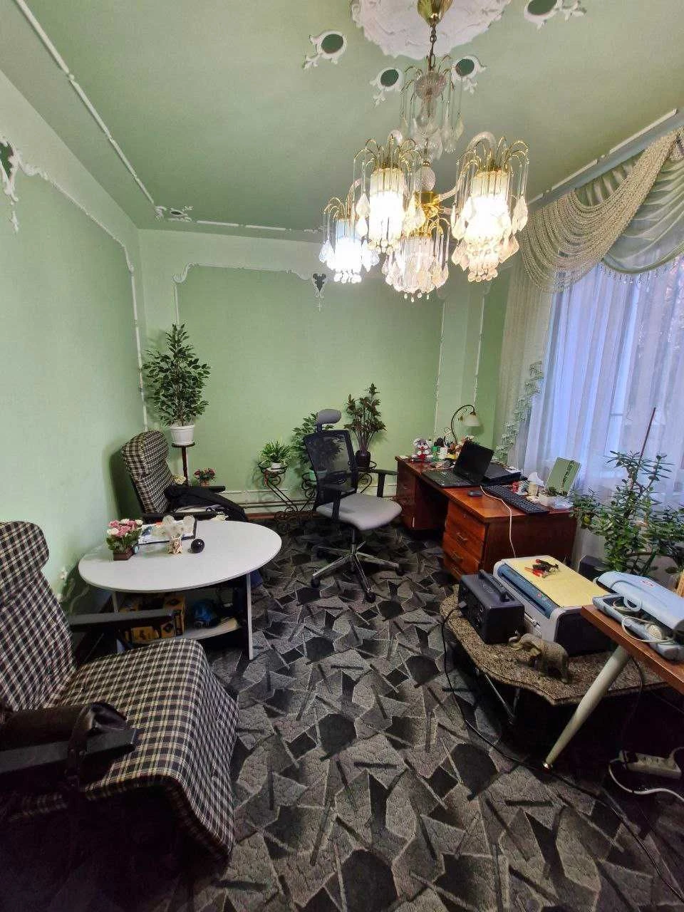 Просторий утеплений будинок 280 м² з ділянкою 12 соток