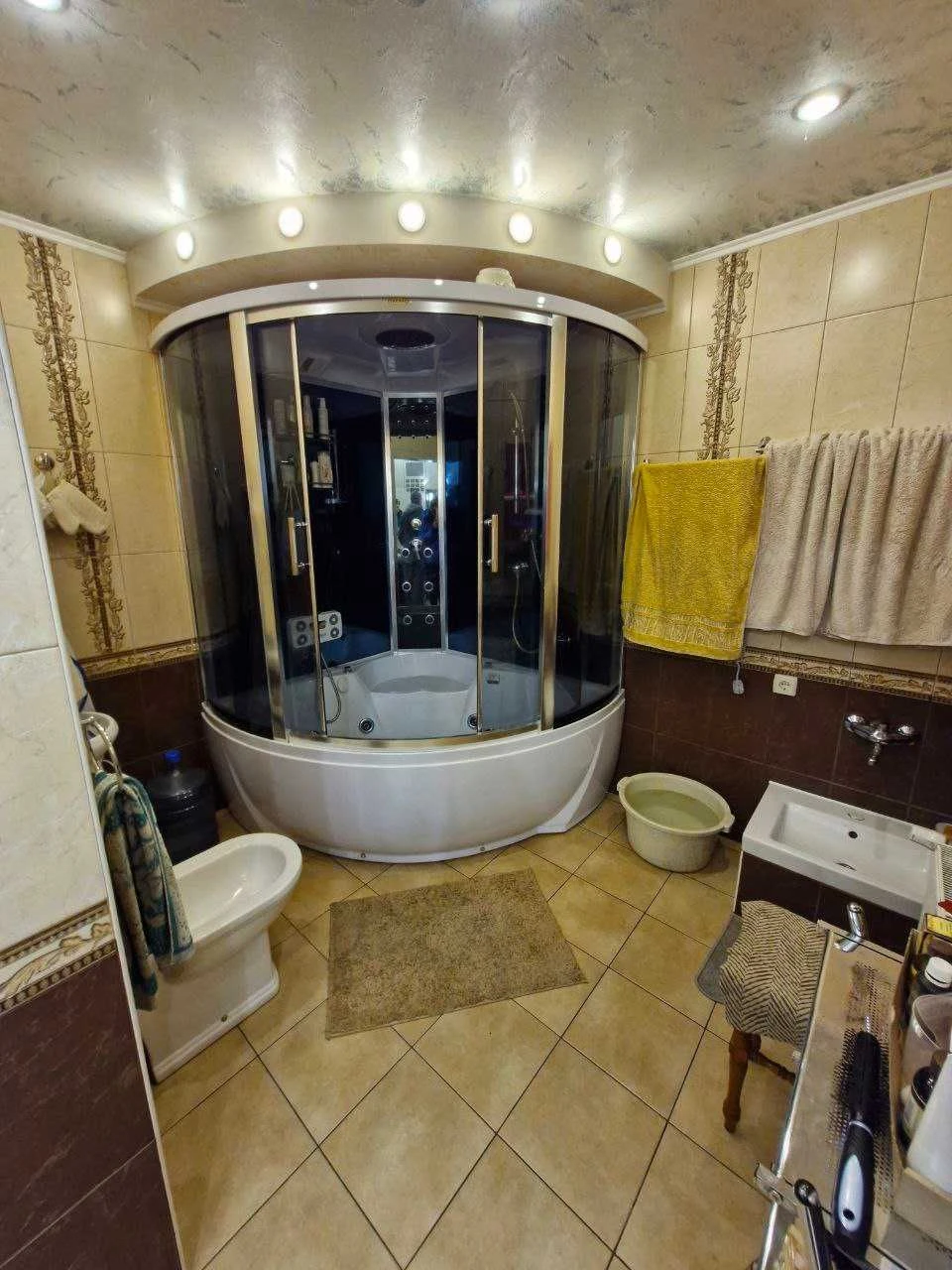 Просторий утеплений будинок 280 м² з ділянкою 12 соток