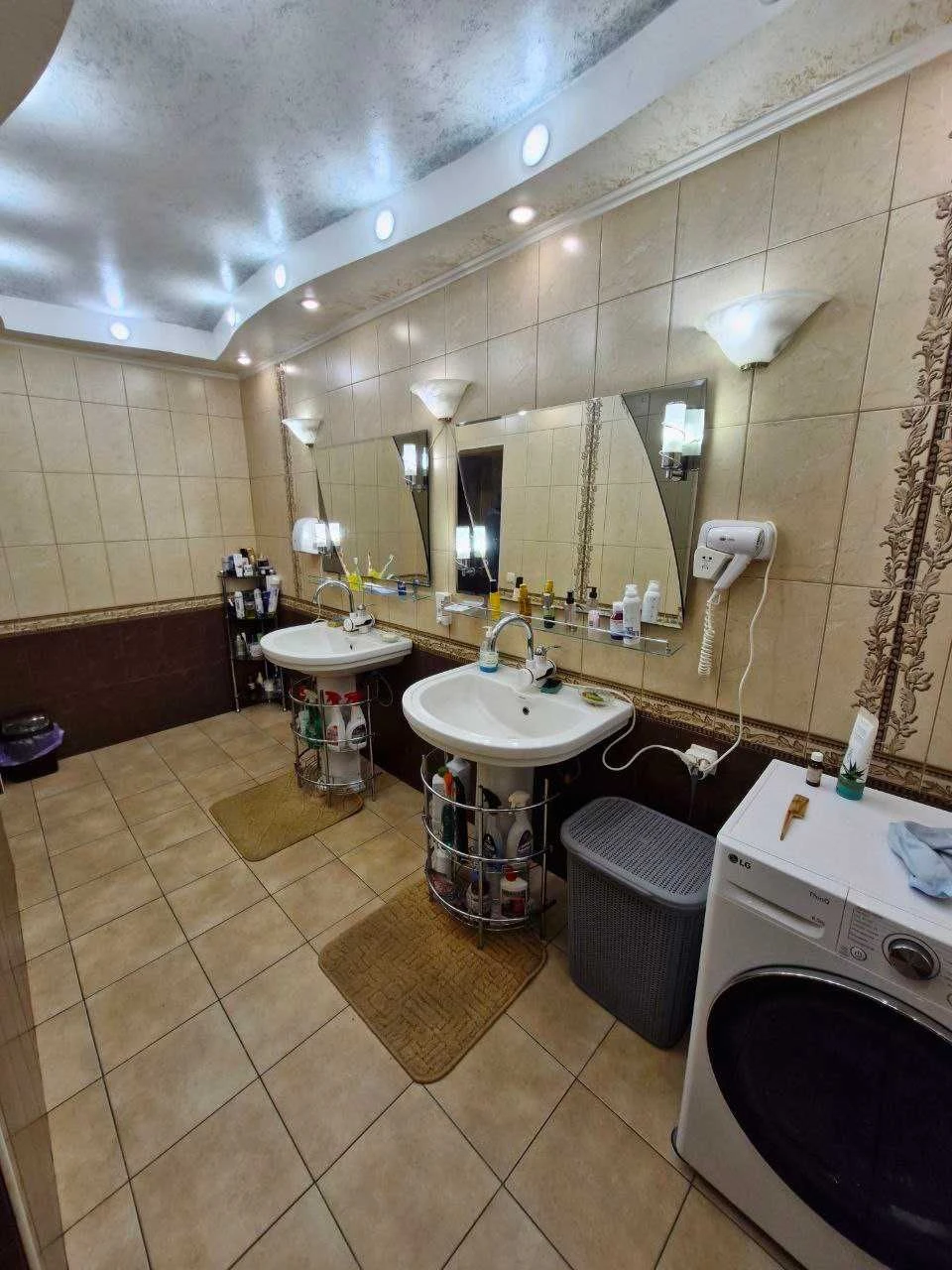 Просторий утеплений будинок 280 м² з ділянкою 12 соток