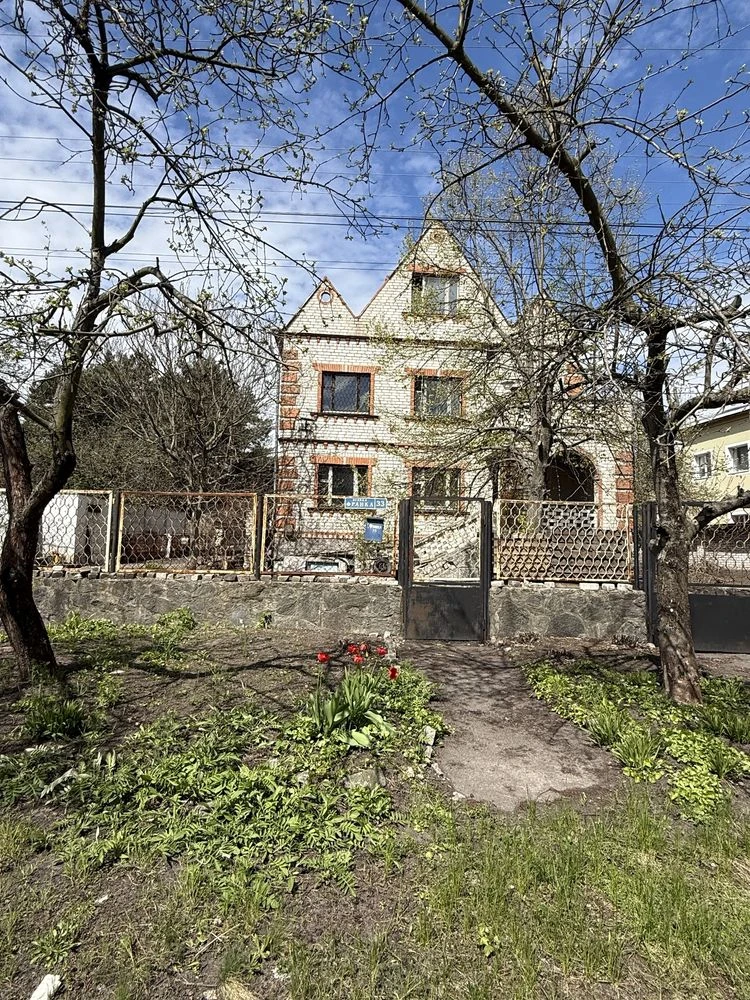 Продам будинок  в заповідній зоні . Можна по Державним прогр