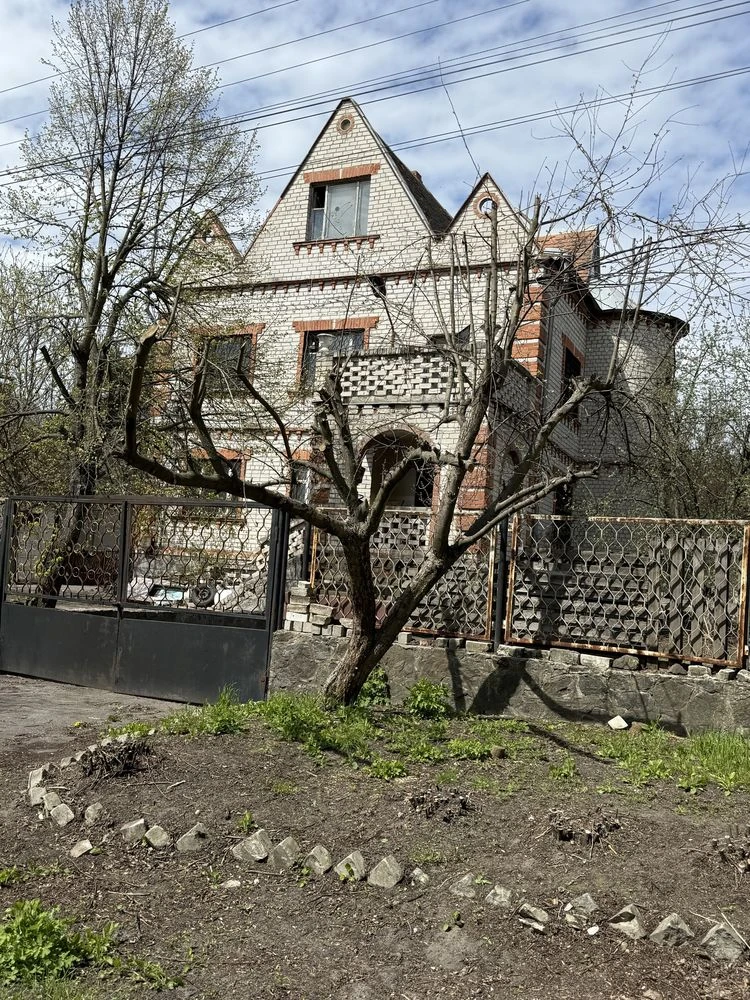 Продам будинок  в заповідній зоні . Можна по Державним прогр
