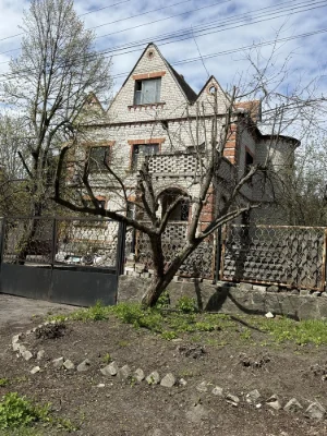 Продам будинок  в заповідній зоні . Можна по Державним прогр
