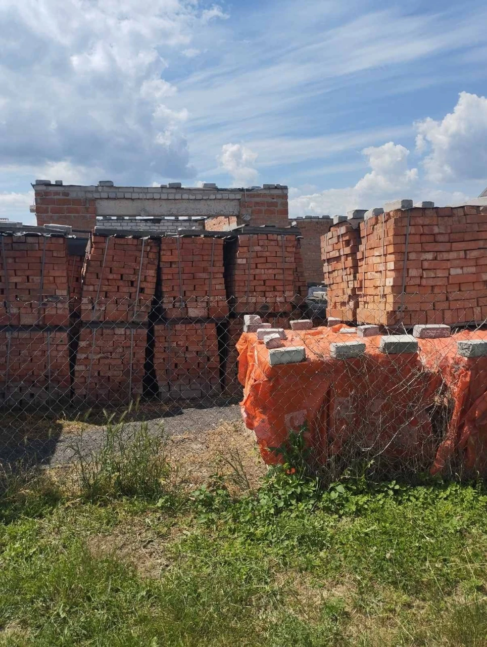 Продається будинок (незавершене будівництво)