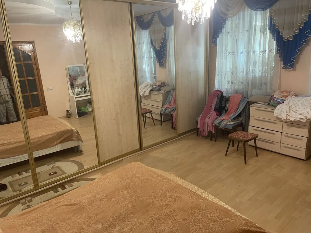 Продам житловий будинок з господарськими будівлями та споруд