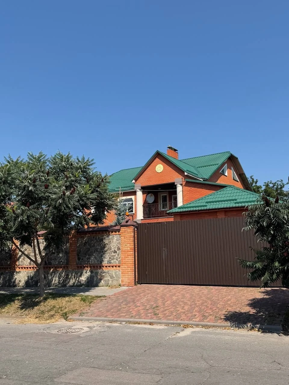 Продам 2-х  поверховий будинок в центрі міста
