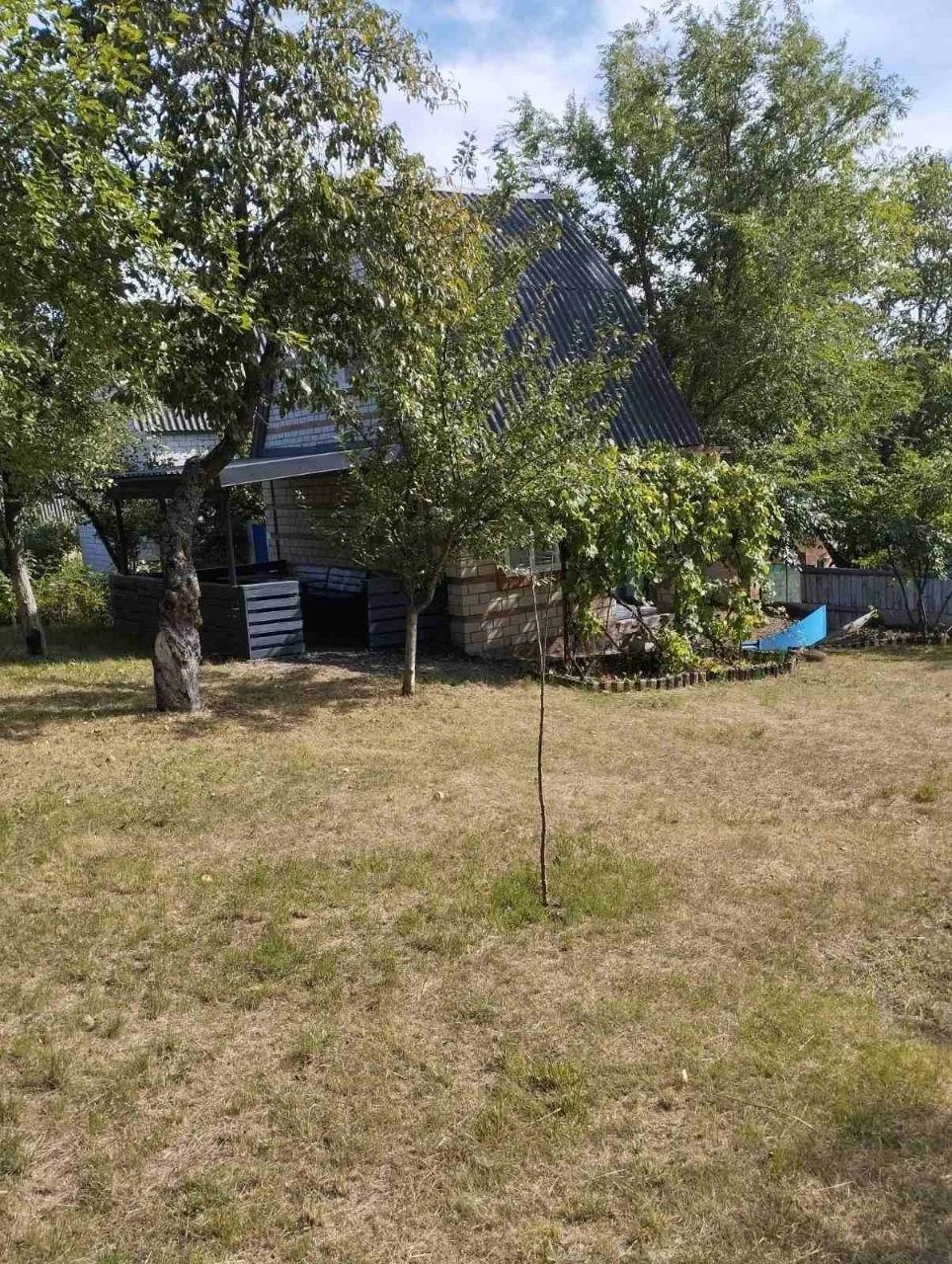 Продам дачу біля ставка.