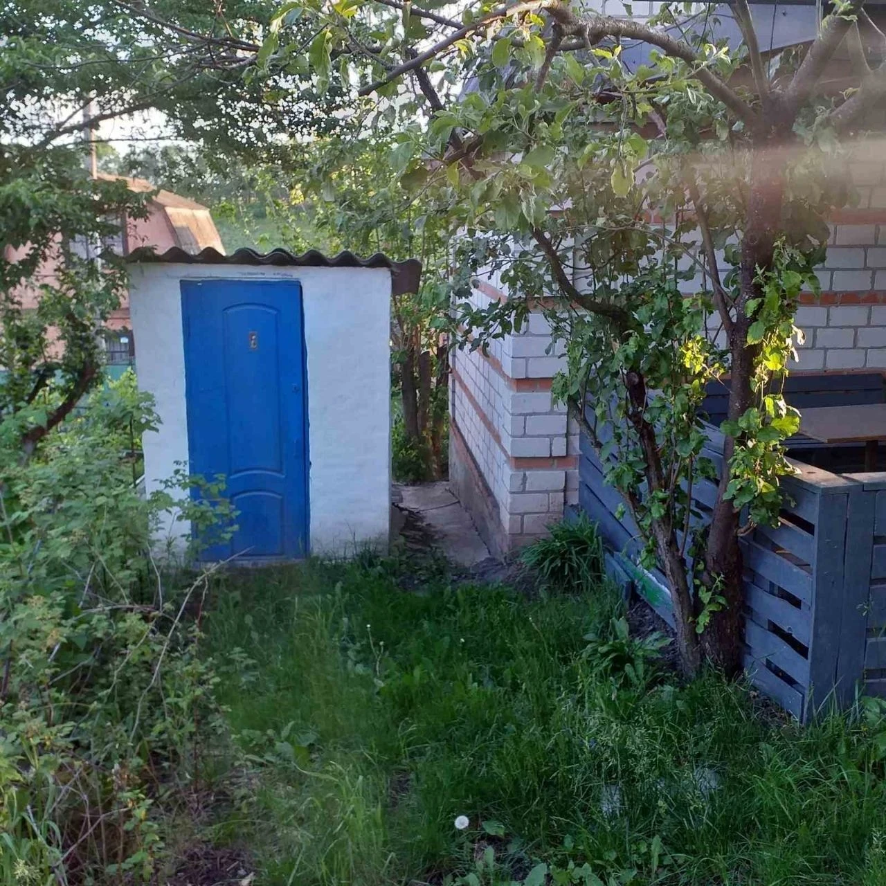 Продам дачу біля ставка.