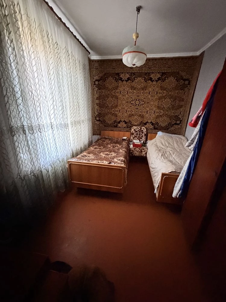 Цегляний будинок біля стадіону