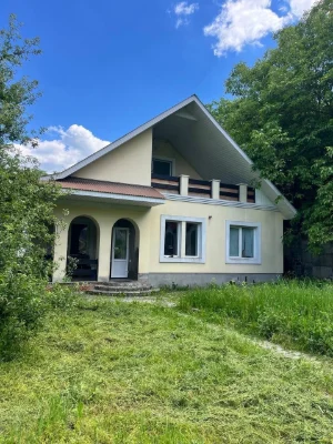 Будинок з гарною локацією  по вул. Дружби