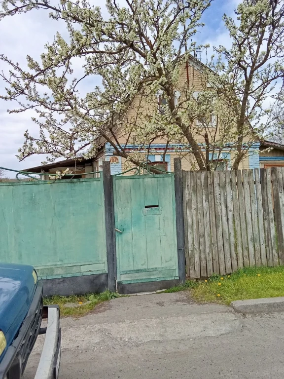 Пів будинку ,с.Засулля, центрі двір спільний