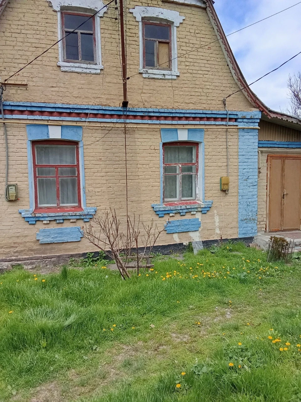 Пів будинку ,с.Засулля, центрі двір спільний