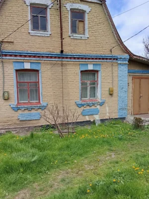 Пів будинку ,с.Засулля, центрі двір спільний