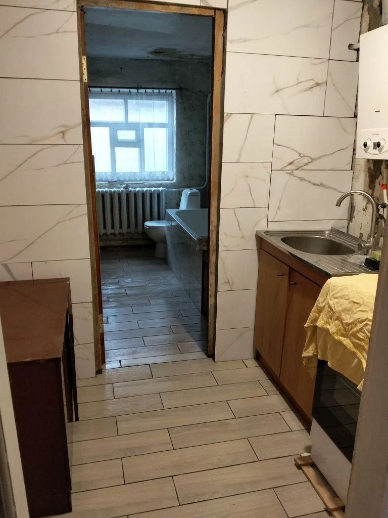Пів будинку ,с.Засулля, центрі двір спільний