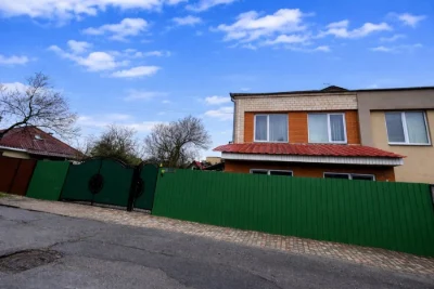 Рідкісний дуплекс у центрі — з ділянкою, гаражем і готовим д