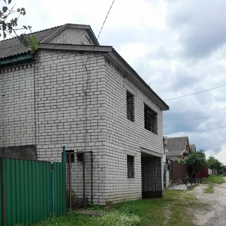 продається 1/2 будинку