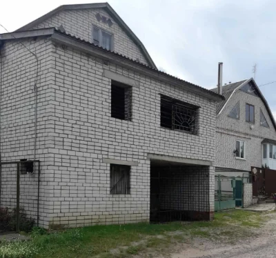 продається 1/2 будинку