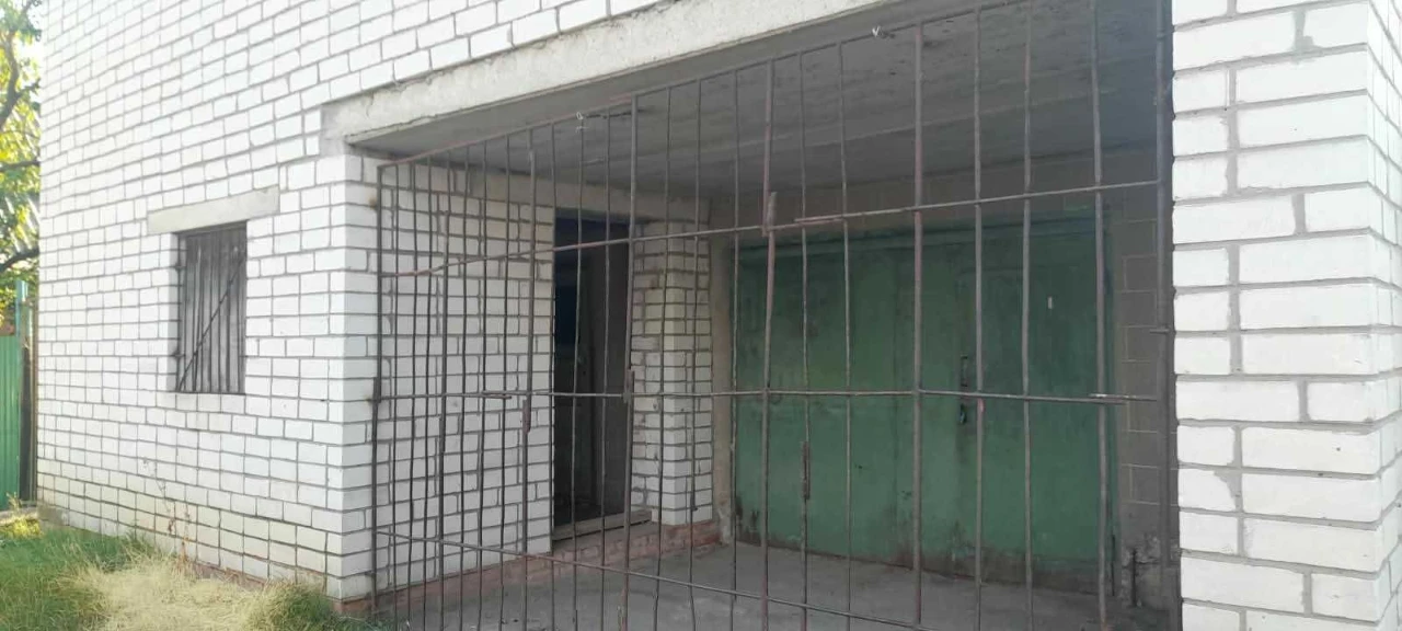 продається 1/2 будинку