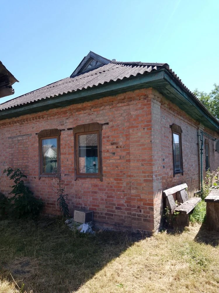 Продам 1/2 будинку із земельною ділянкою та літньою кухнею