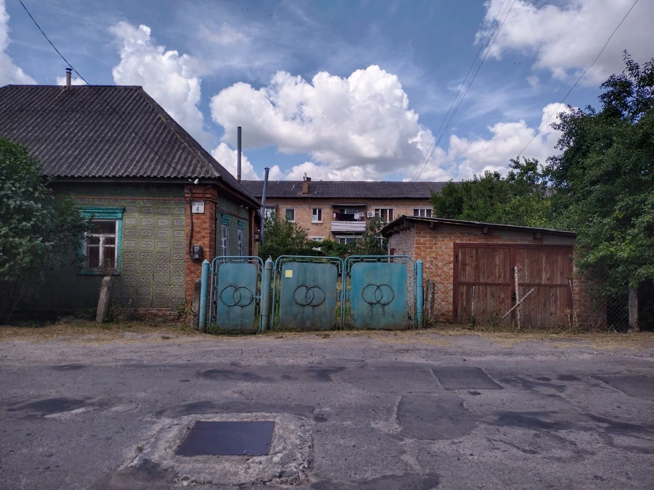 Продам пів будинку та земельну ділянку в Миргороді. Центр мі