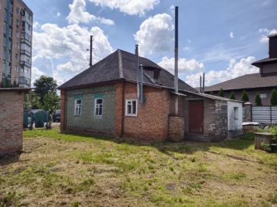 Продам пів будинку та земельну ділянку в Миргороді. Центр мі