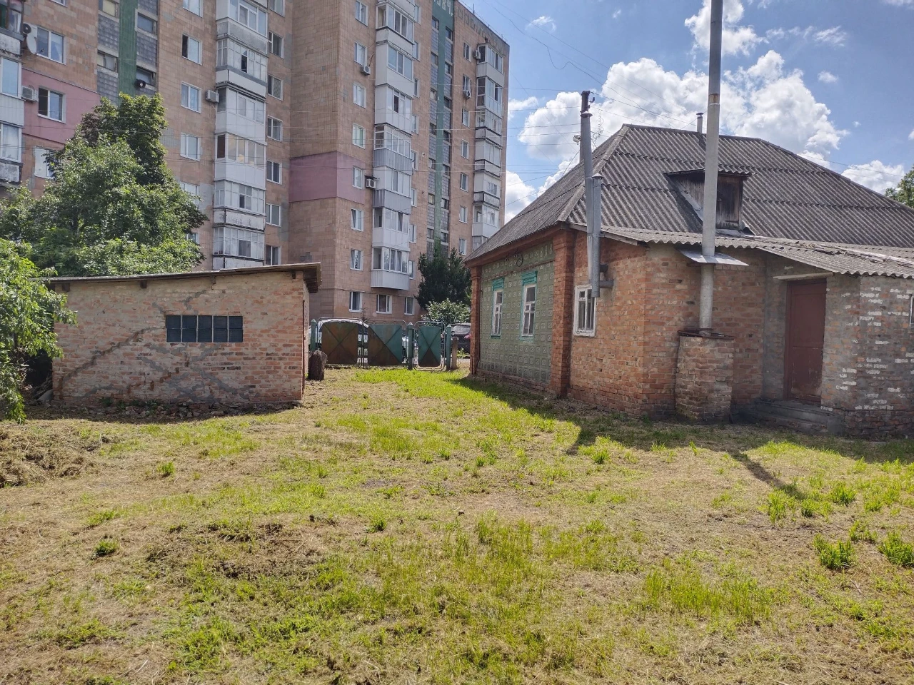 Продам пів будинку та земельну ділянку в Миргороді. Центр мі