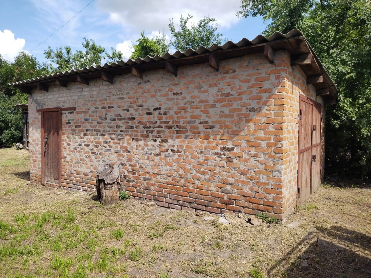 Продам пів будинку та земельну ділянку в Миргороді. Центр мі