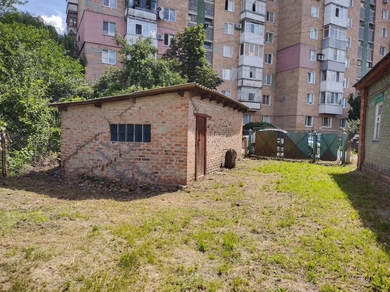 Продам пів будинку та земельну ділянку в Миргороді. Центр мі