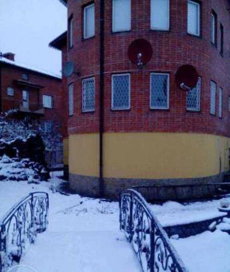 Шикарний трьохповерховий будинок з бассейном, озером, водопа