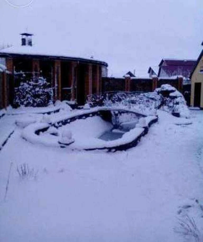 Шикарний трьохповерховий будинок з бассейном, озером, водопа