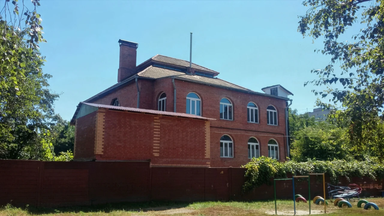 Продаж триповерхового будинку з гаражем 441,2 м²