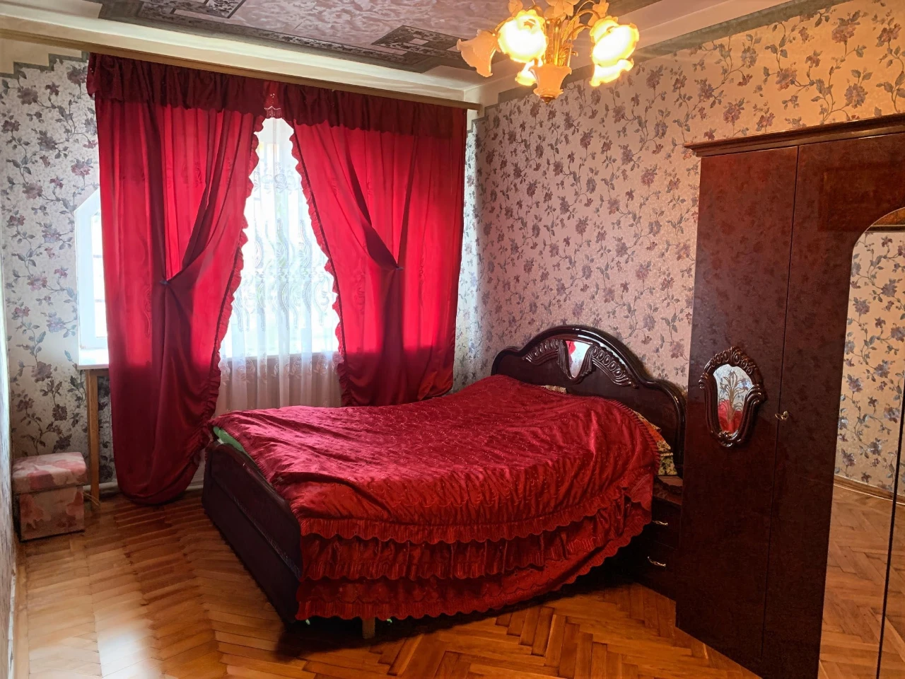 Продаж триповерхового будинку з гаражем 441,2 м²