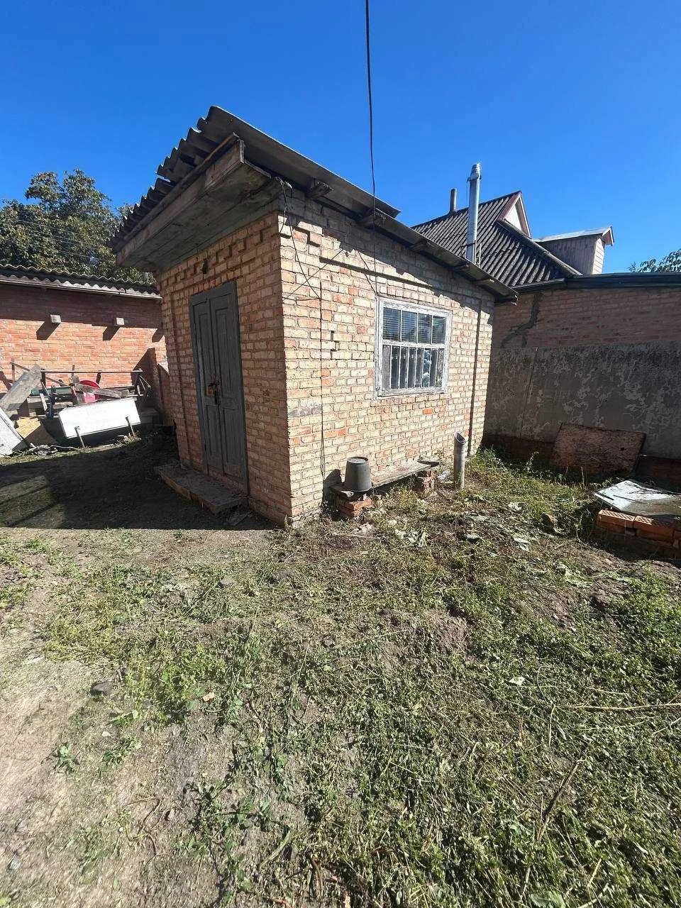 Двохповерхова будівля в м. Пирятин біля річки Удай. Заріччя.