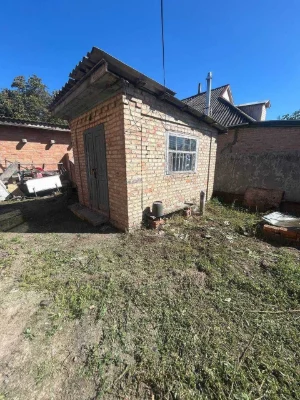 Двохповерхова будівля в м. Пирятин біля річки Удай. Заріччя.