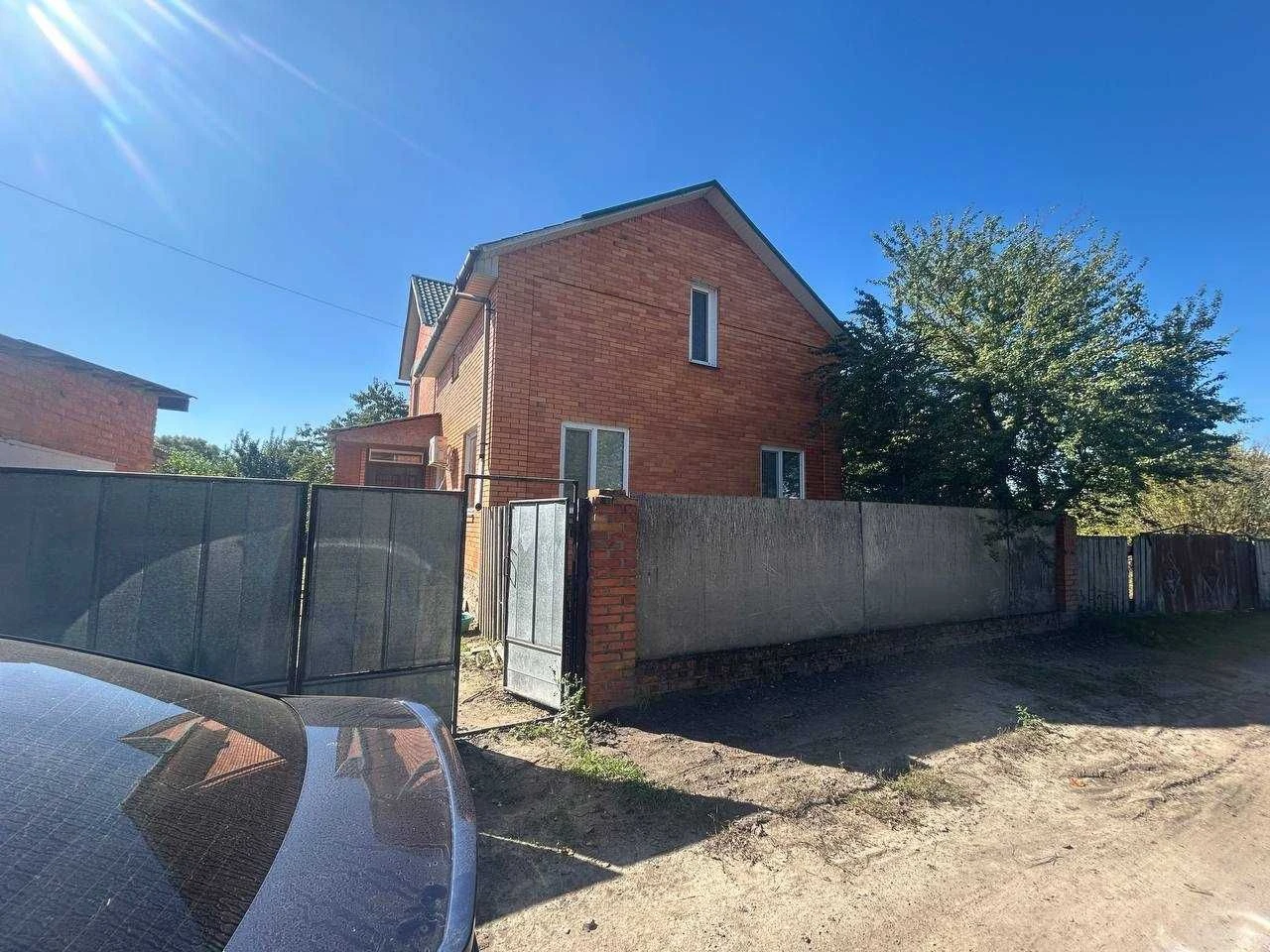 Двохповерхова будівля в м. Пирятин біля річки Удай. Заріччя.